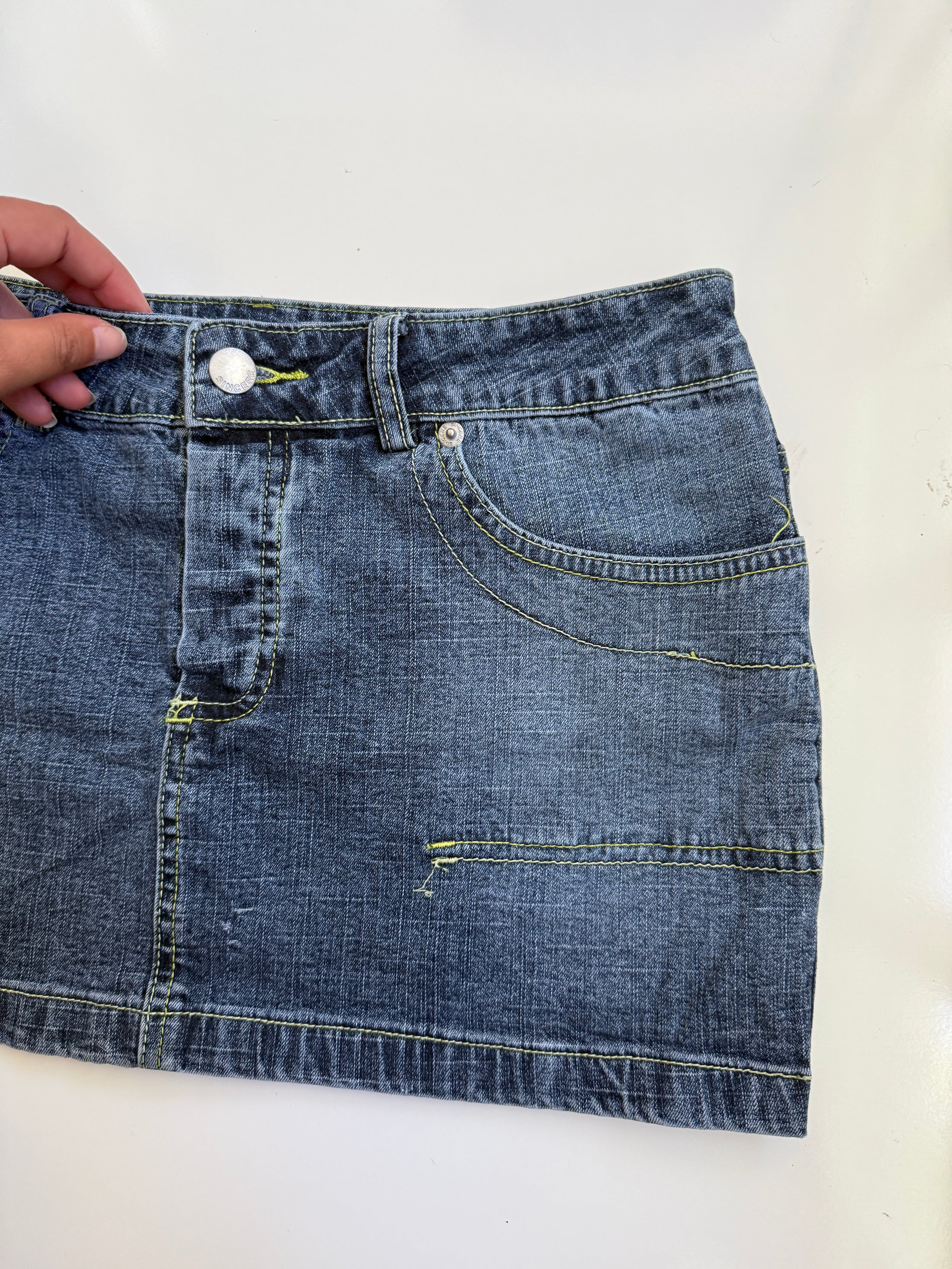 00's denim cargo mini w contrast stitching • Size 8