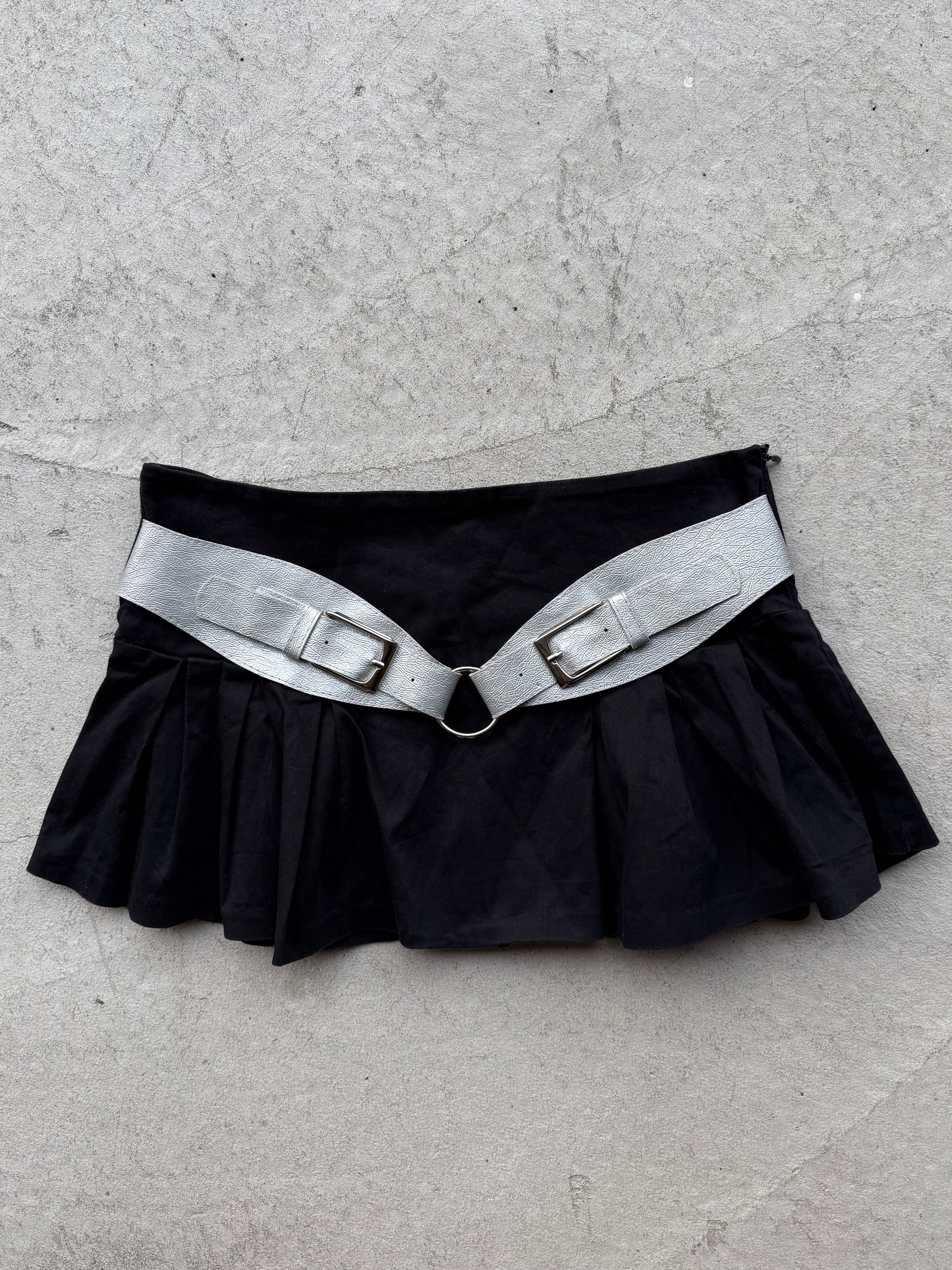 00's STR Paris pleat mini w silver belt detail • Size 8