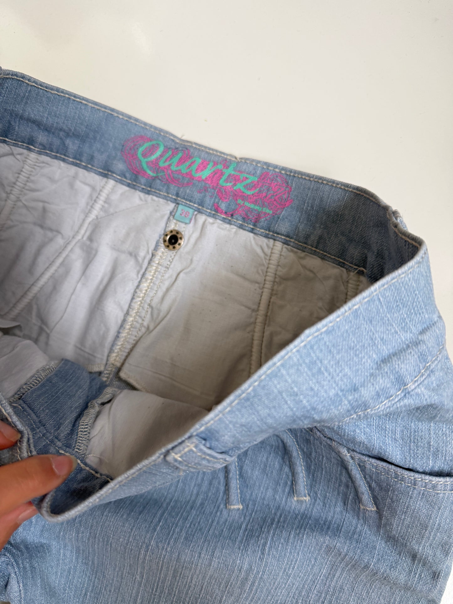 00's Quartz light-wash flare jean w pleat detail • Size 8