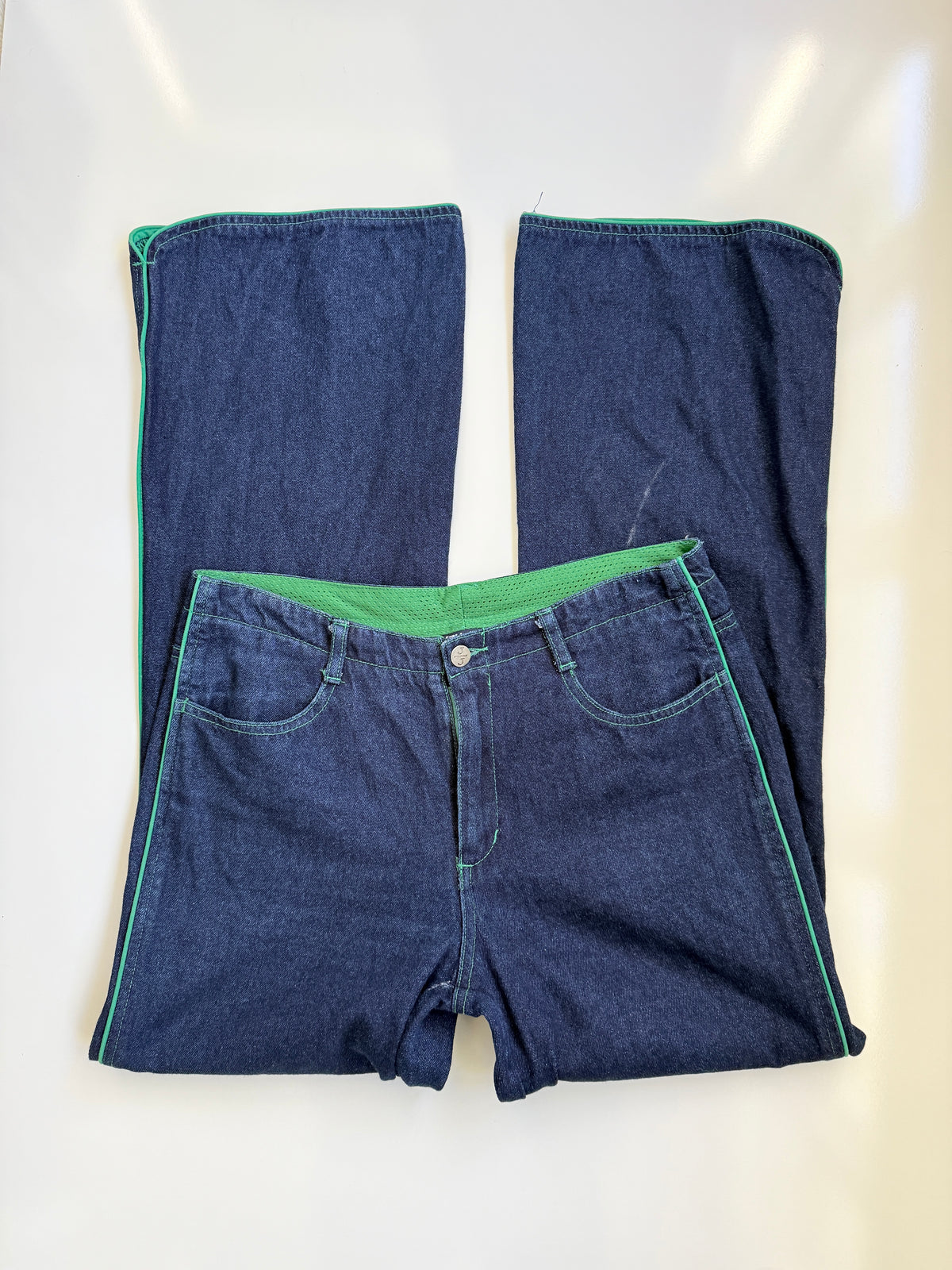 00's Contrast stitch wide leg flared jeans • Size 10