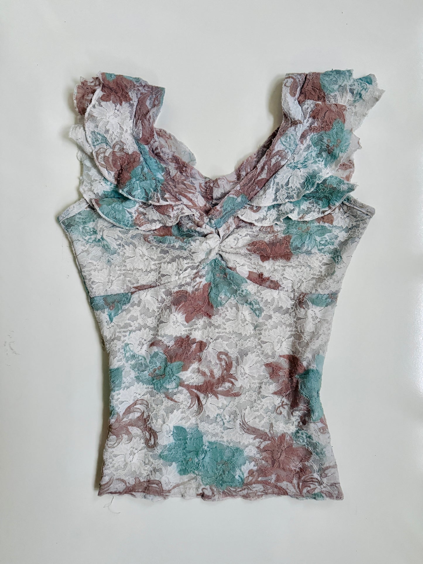 00's Lace top w frill detail • Size S/M
