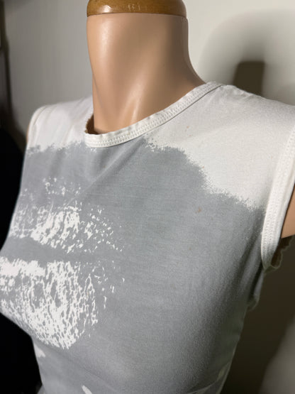 00's "Kiss Me' Cotton graphic tank • Size M/L
