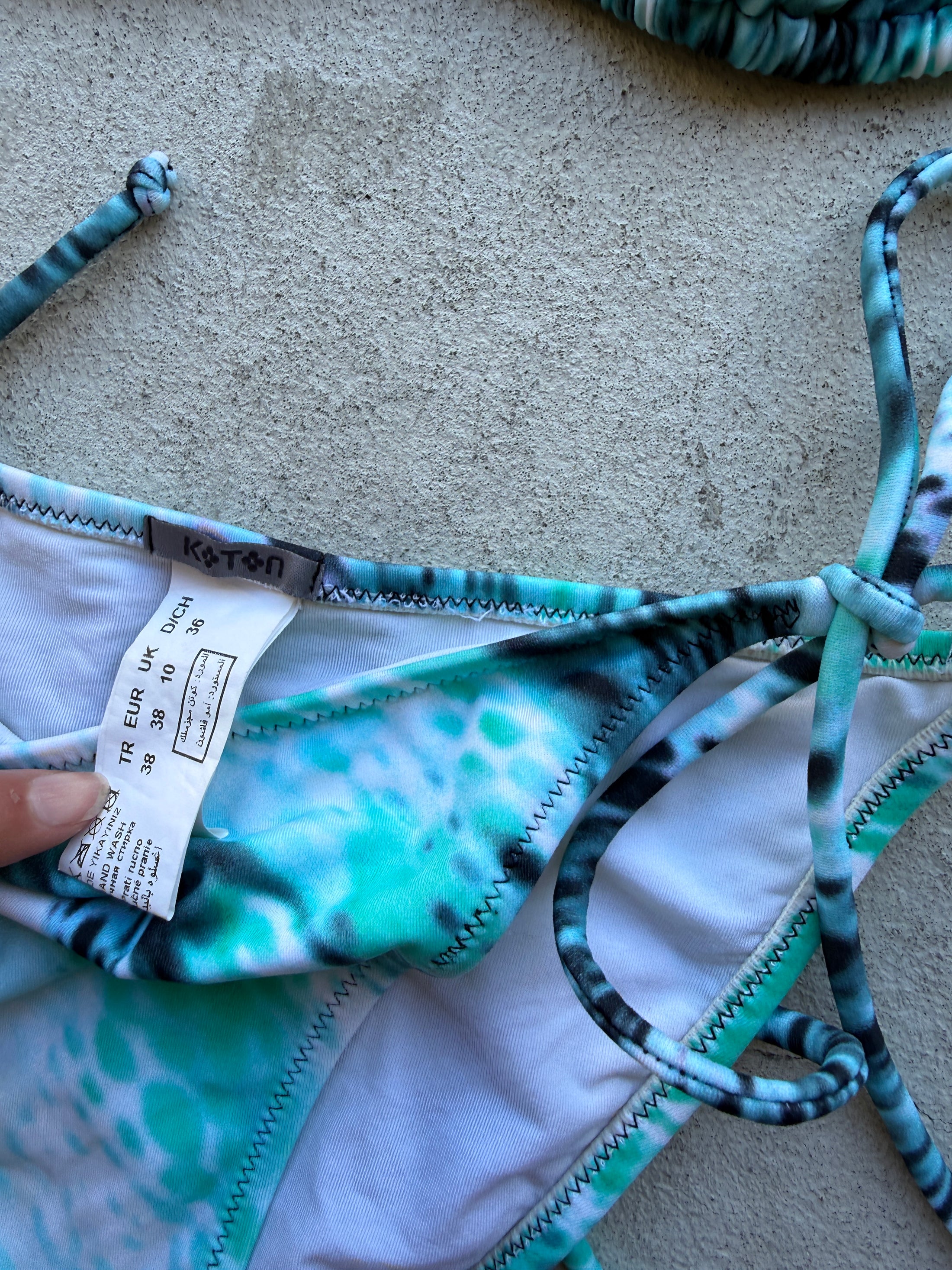 00's Turquoise pattern bikini • Size M