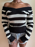 Load image into Gallery viewer, 00's Off shoulder striped knit • Size M/L
