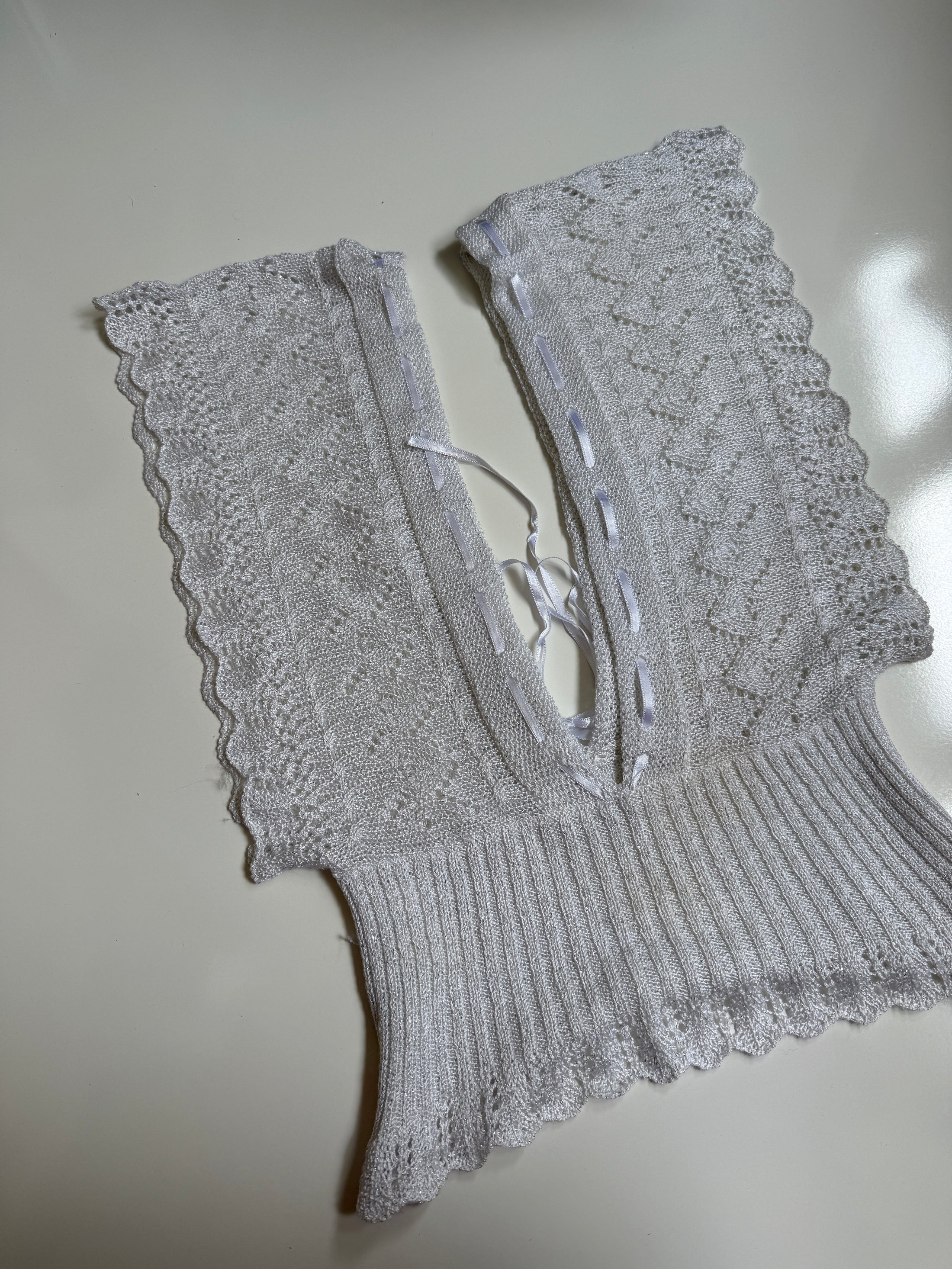 00's Shimmer Deep V knit top w ribbon • Size S