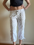 Load image into Gallery viewer, 00’s Esprit white cargo capris • Size 10
