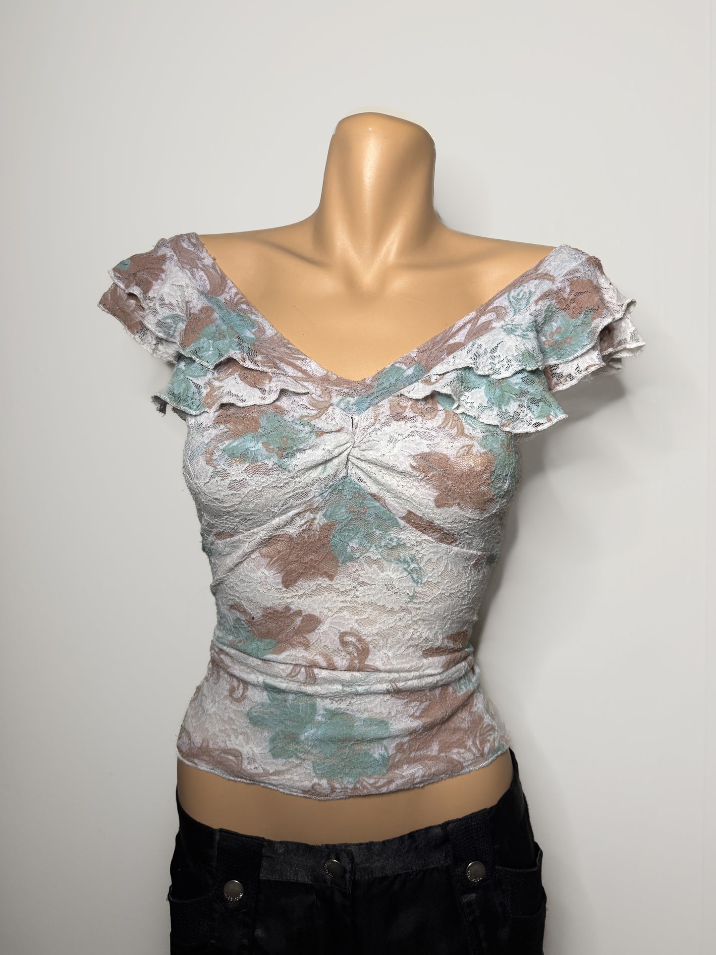 00's Lace top w frill detail • Size S/M