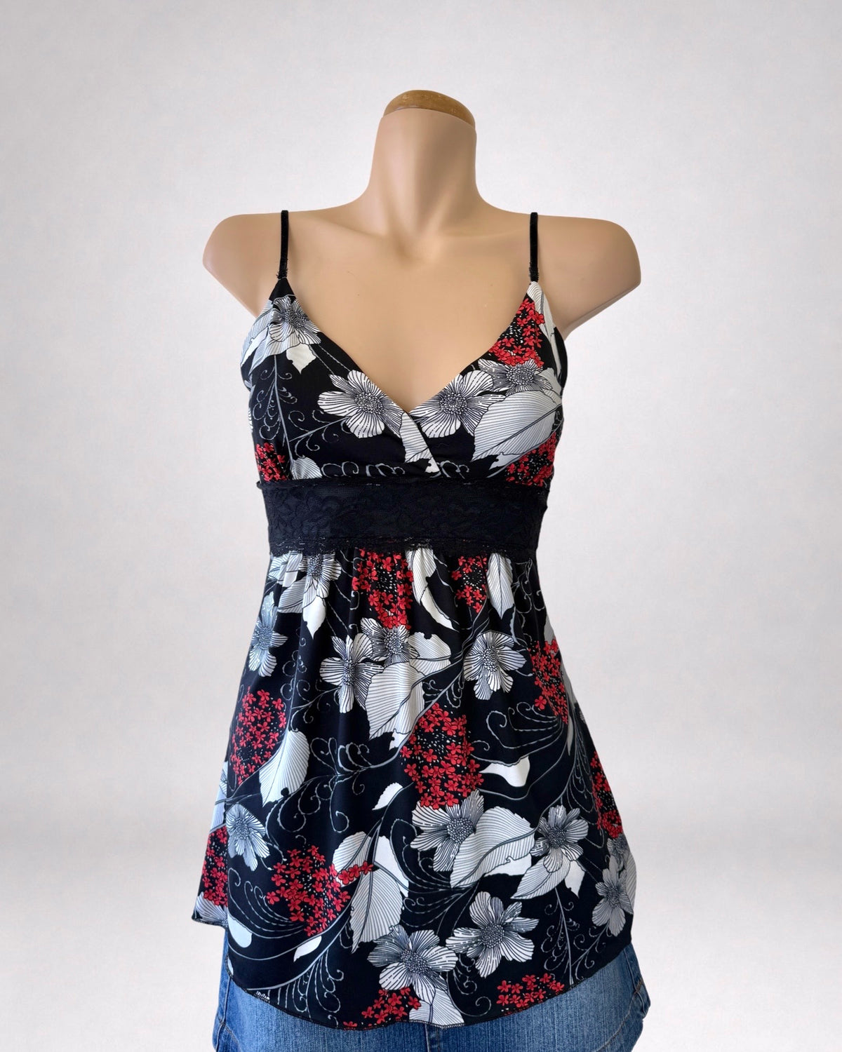 00's Floral pattern cami w lace detail • Size L
