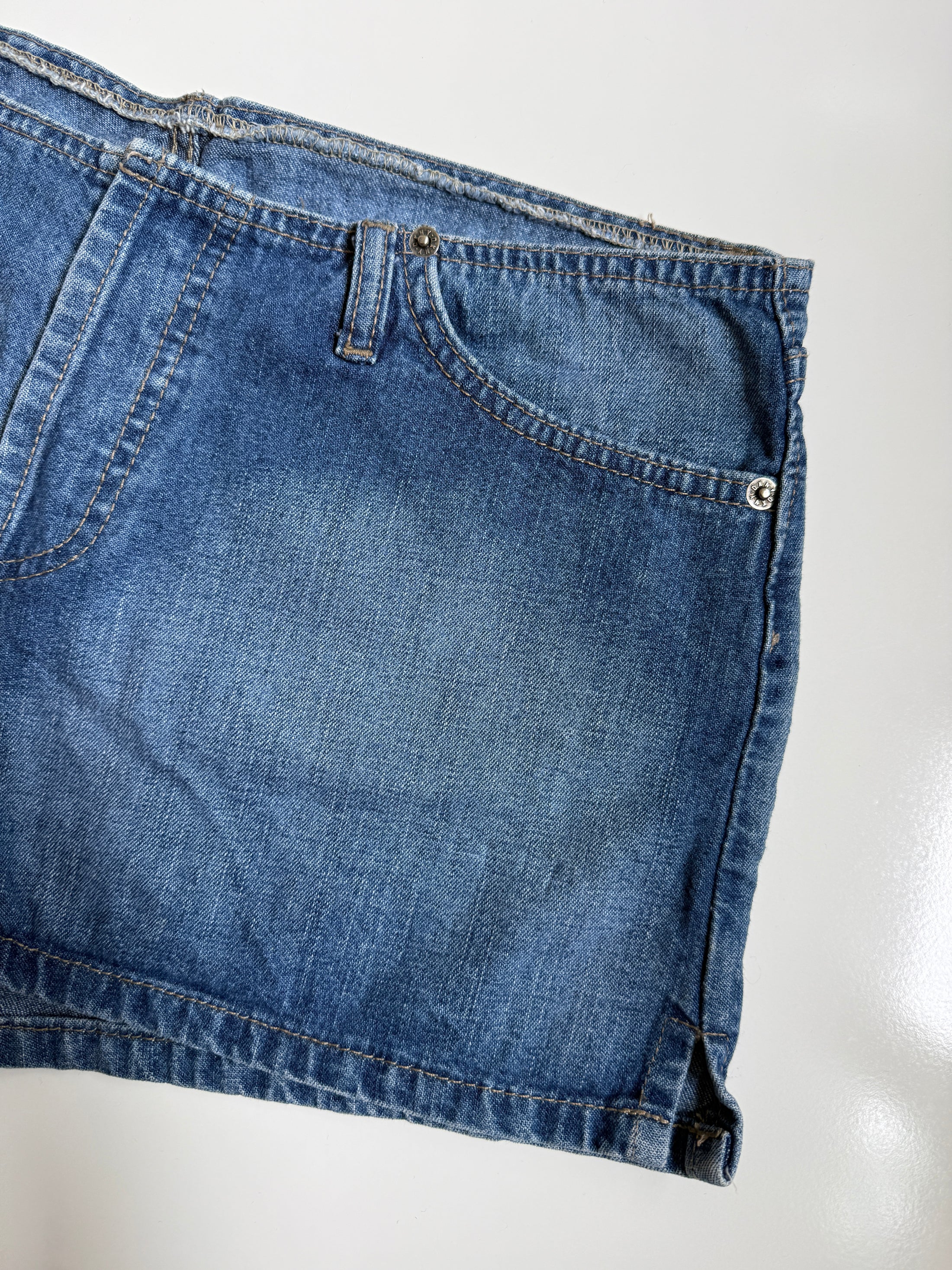 00's DKNY Denim shorts • Size 10