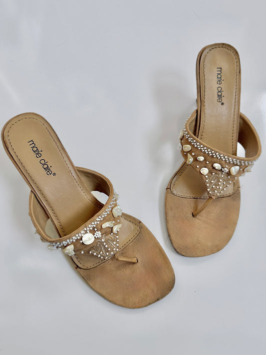 00's Marie Claire shell/beaded suede thong heels • Size 7