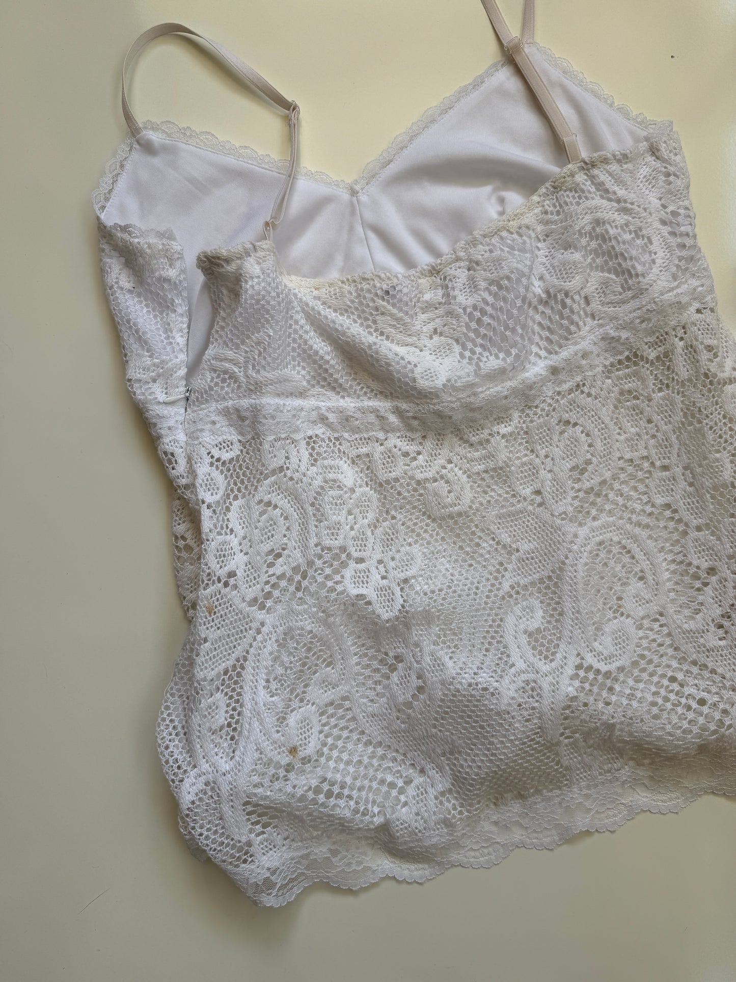 00's Embroidered woven cami w lace trim • Size M/L