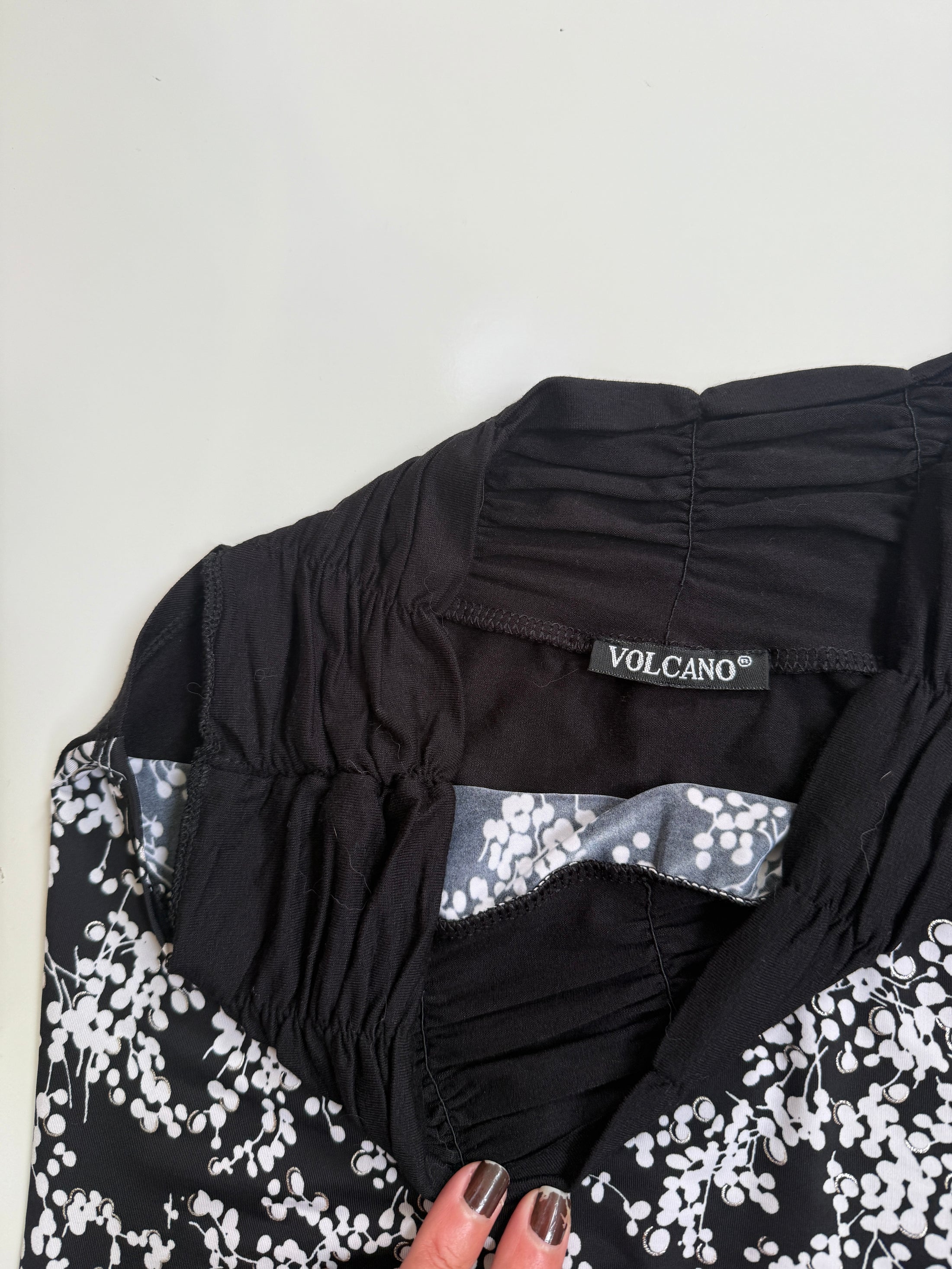 00's Volcano off shoulder tank • Size S