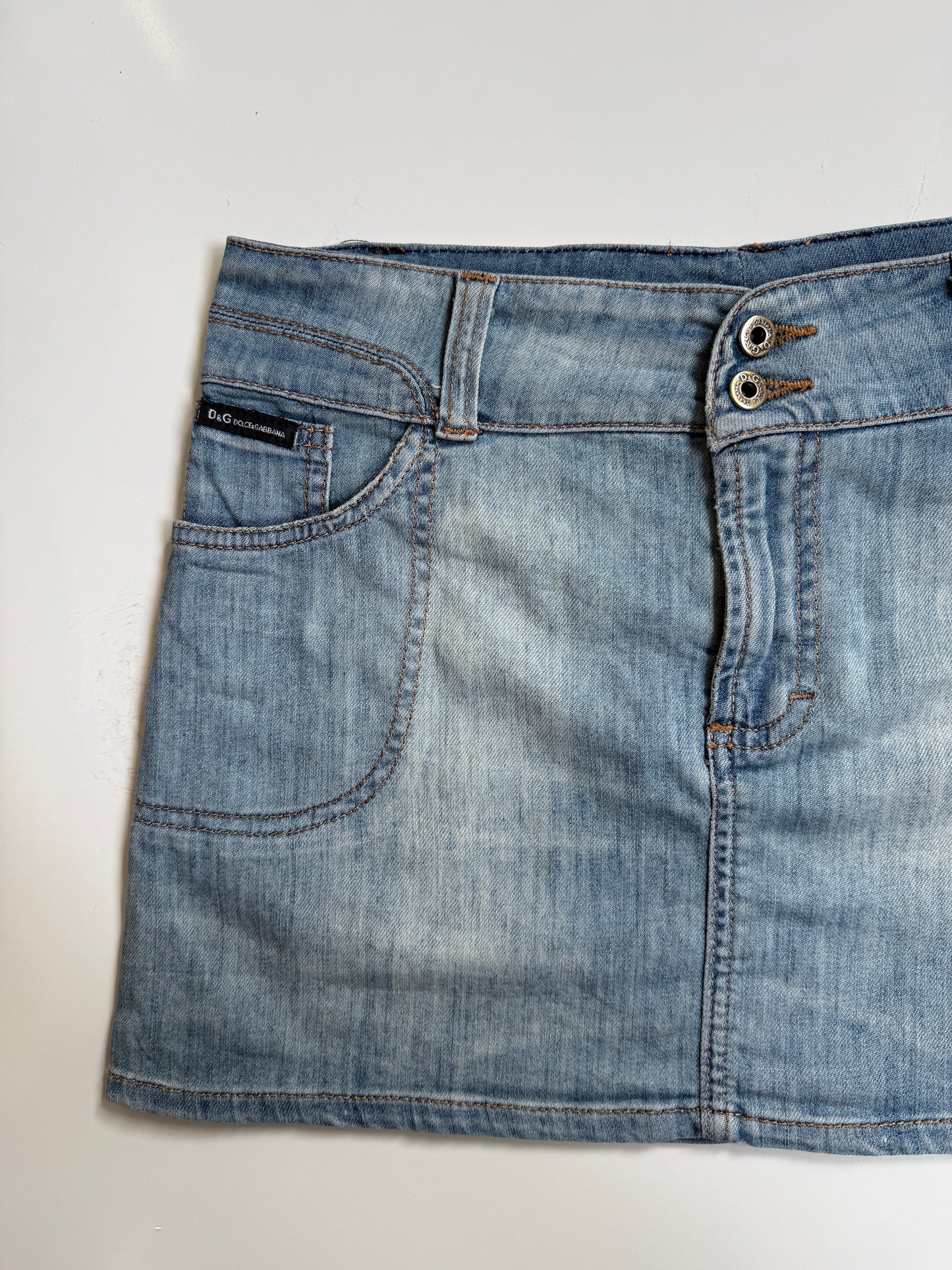 00's Dolce & Gabbana denim mini skirt • Size 8