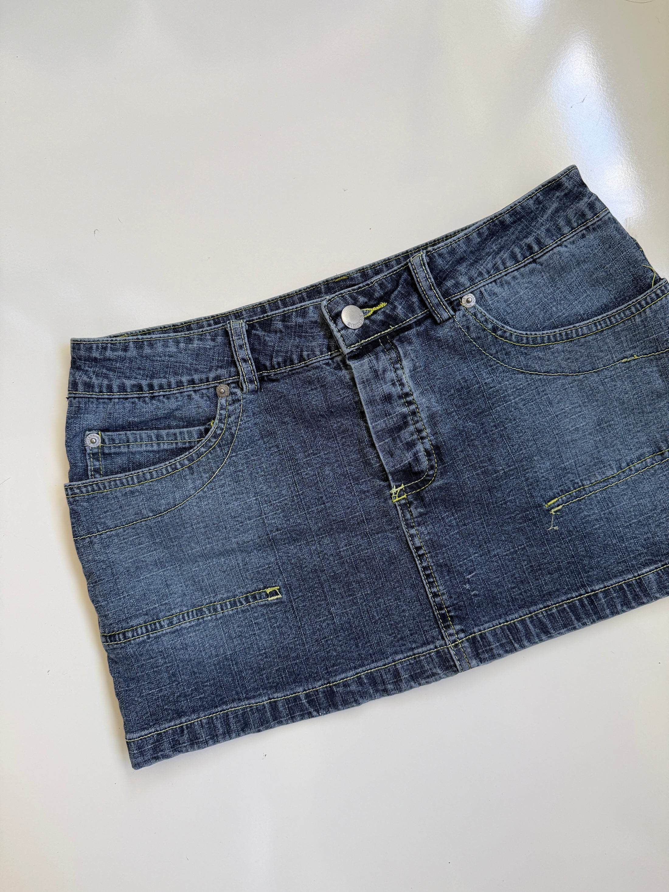 00's denim cargo mini w contrast stitching • Size 8