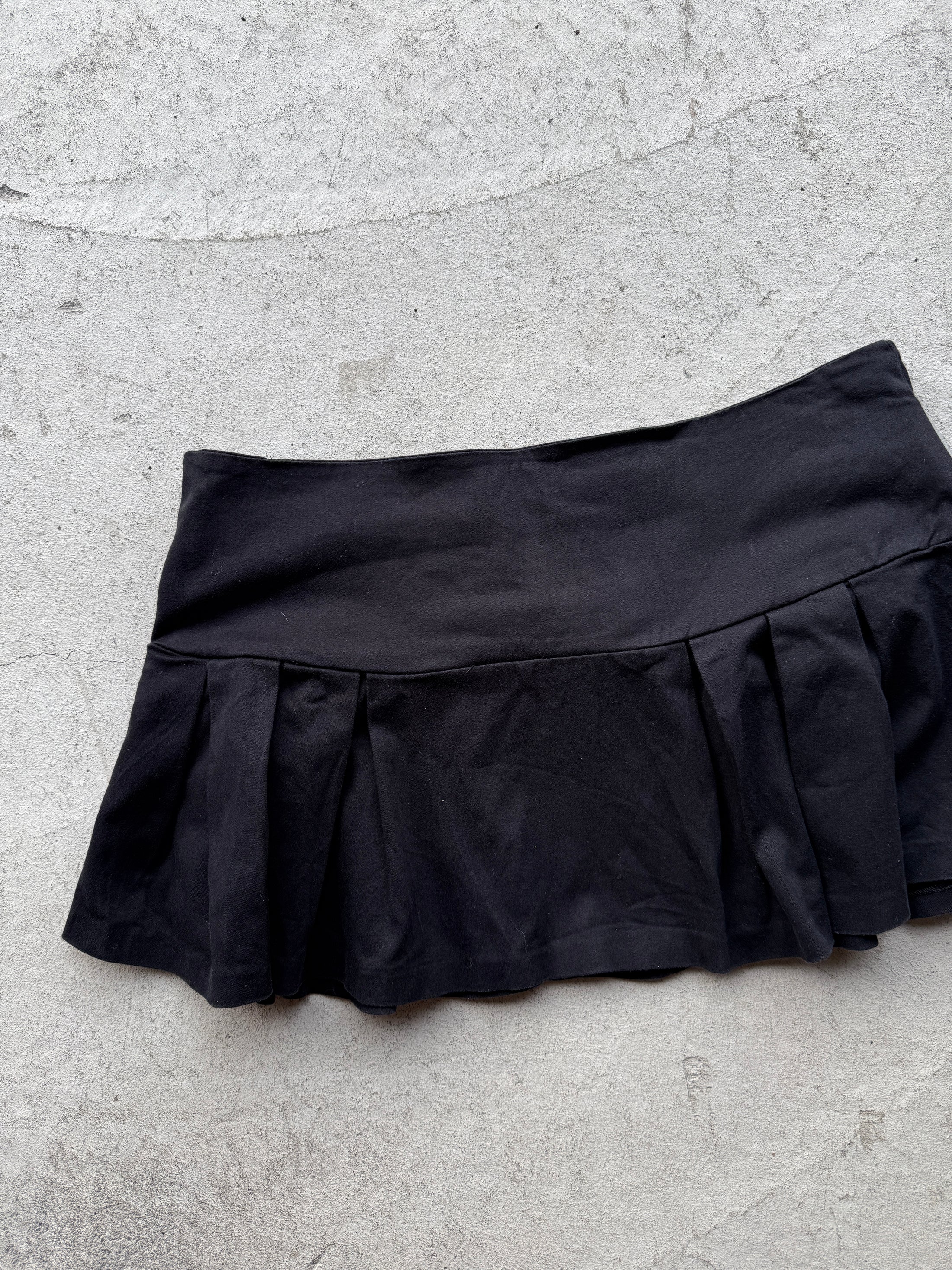 00's STR Paris pleat mini w silver belt detail • Size 8