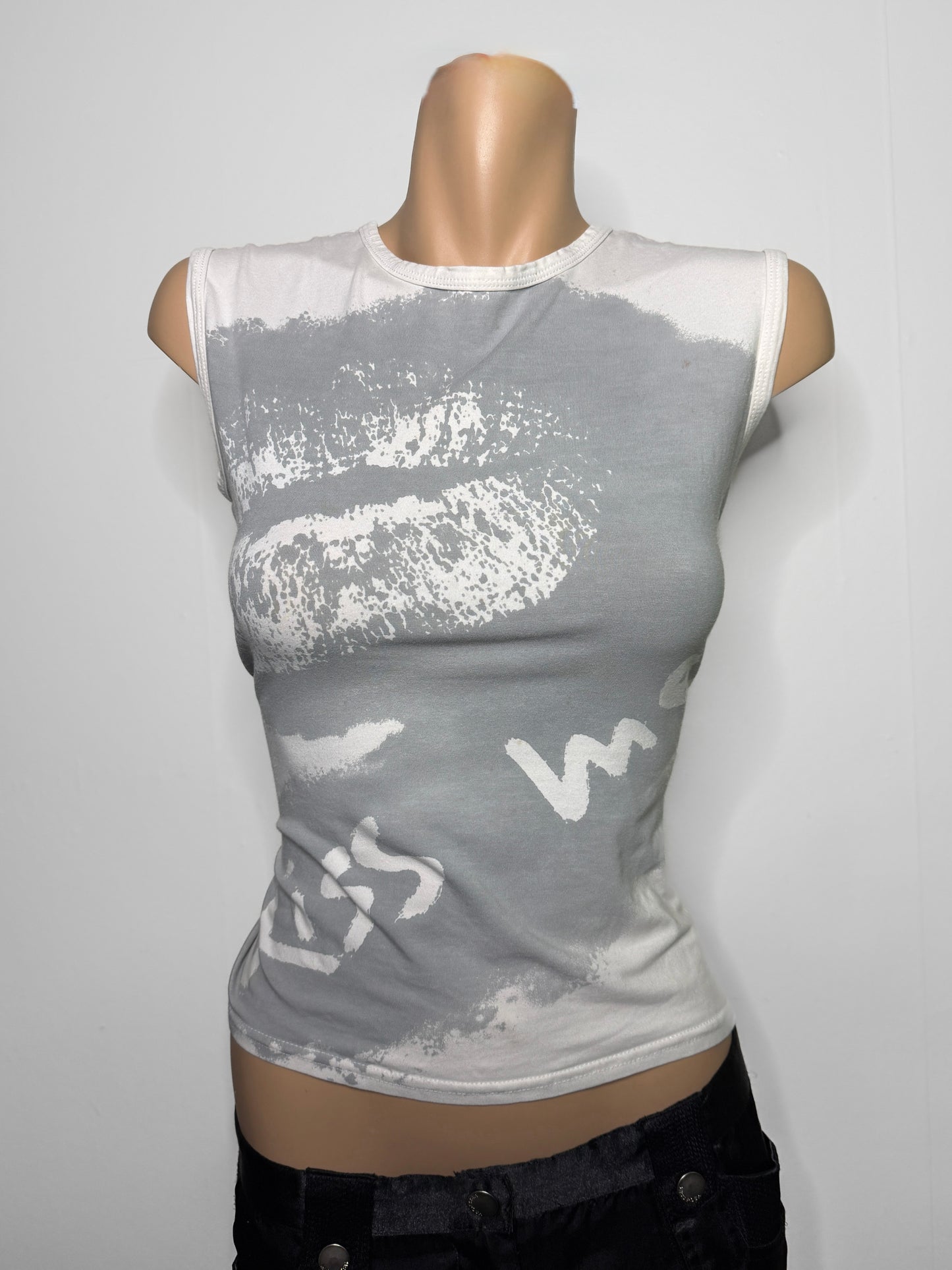 00's "Kiss Me' Cotton graphic tank • Size M/L