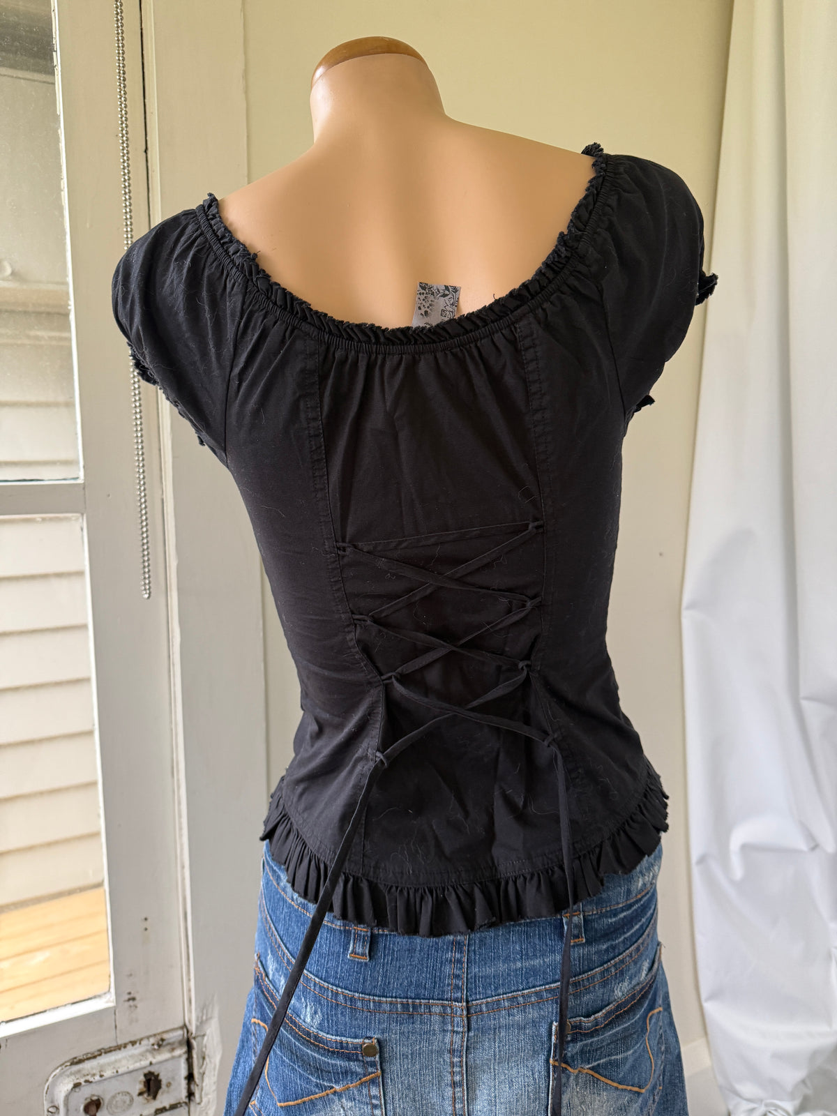 00s Guess milkmaid top w lace up back • Size XS