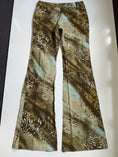 Load image into Gallery viewer, 00's Perzoni pattern mid-rise flares • Size 8
