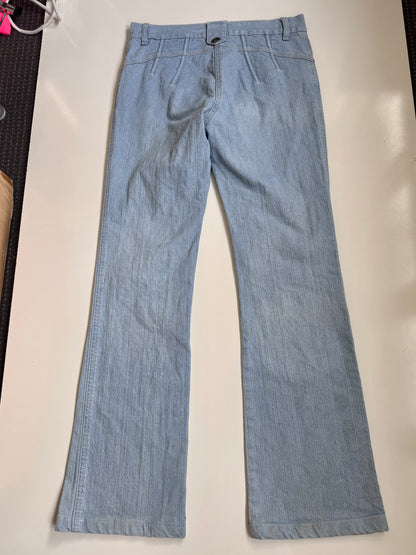00's Quartz light-wash flare jean w pleat detail • Size 8