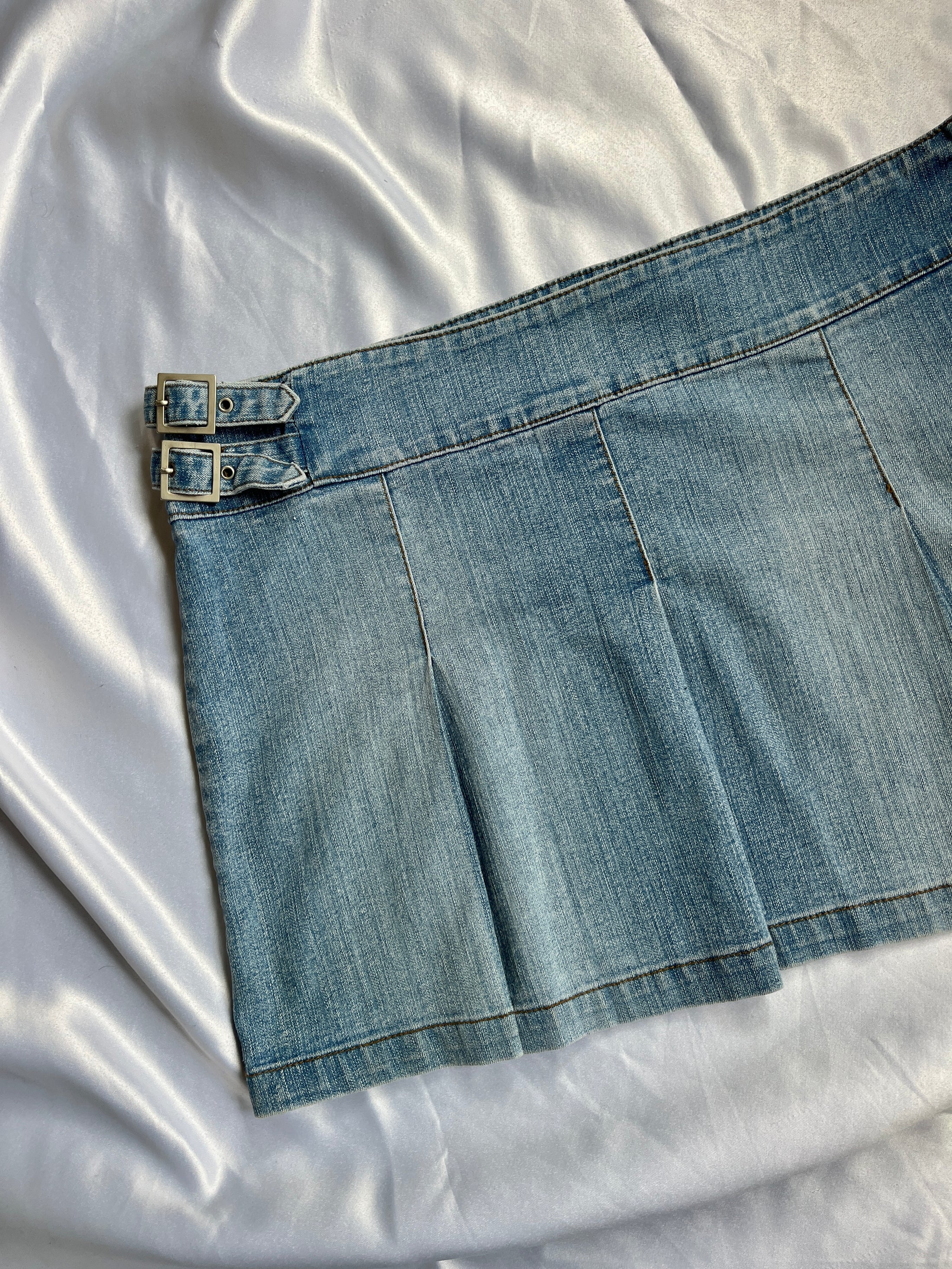 00's Fishbone denim pleat mini w buckles