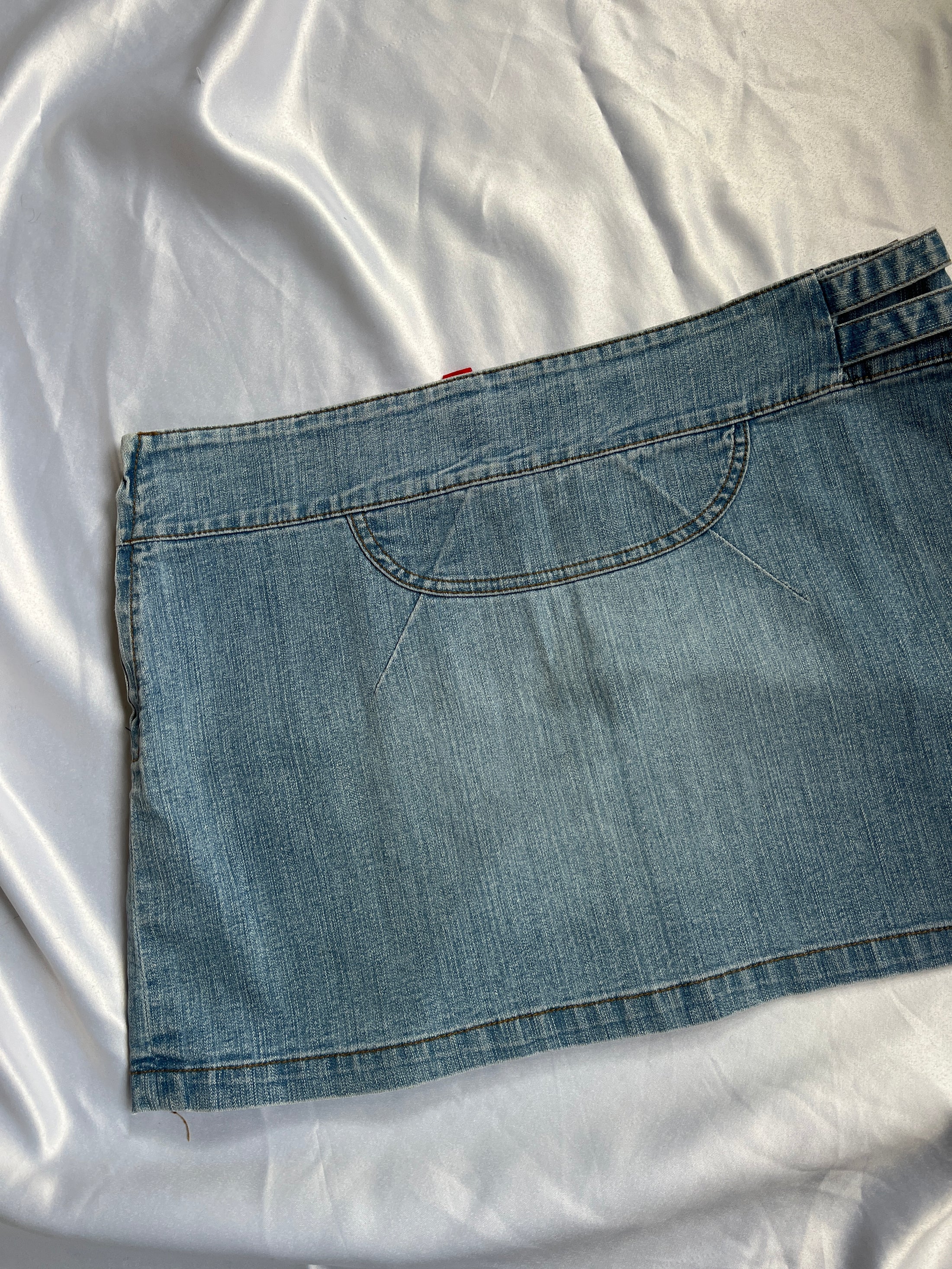 00's Fishbone denim pleat mini w buckles