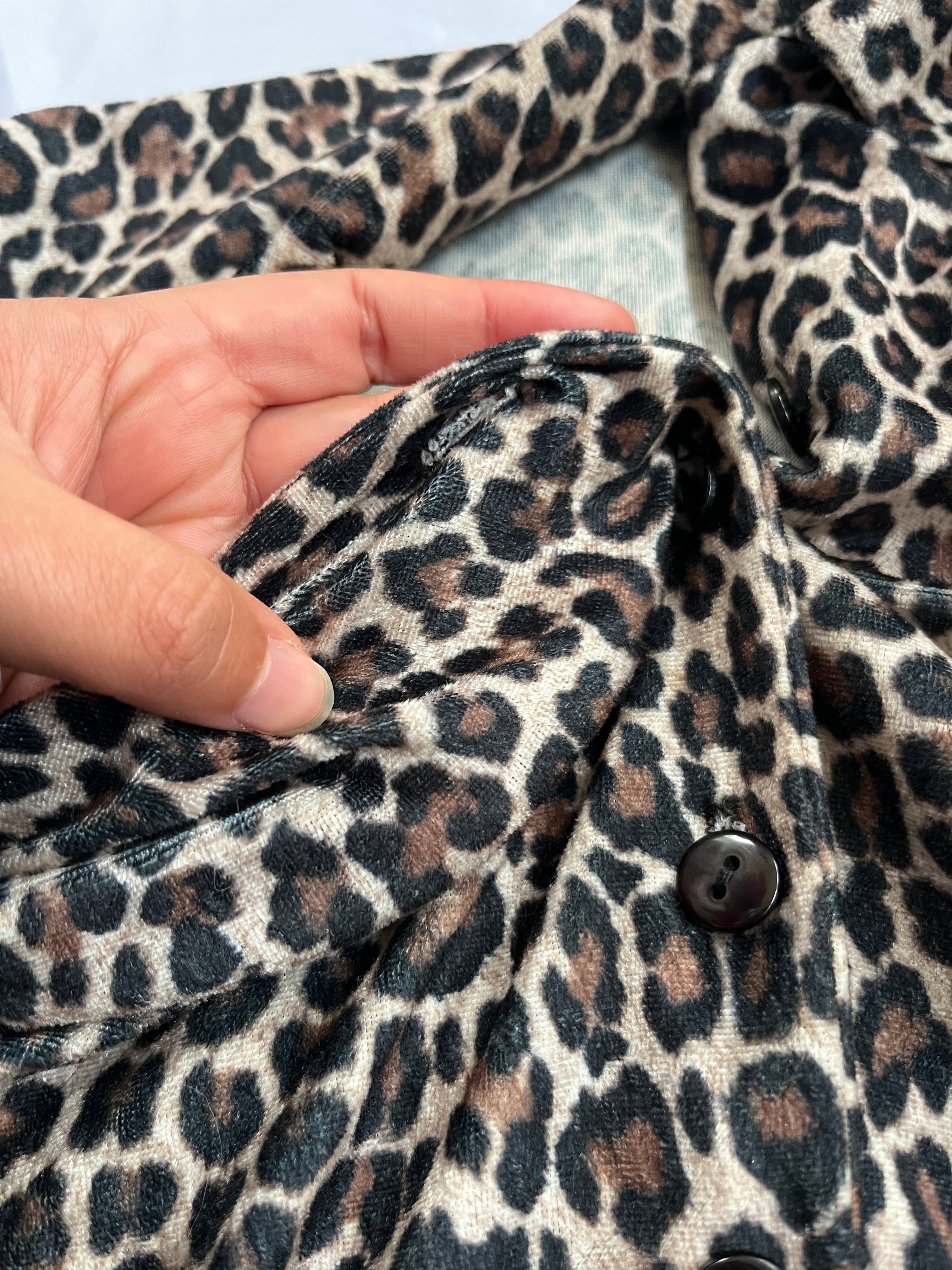 90's textured leopard print button down • Size M