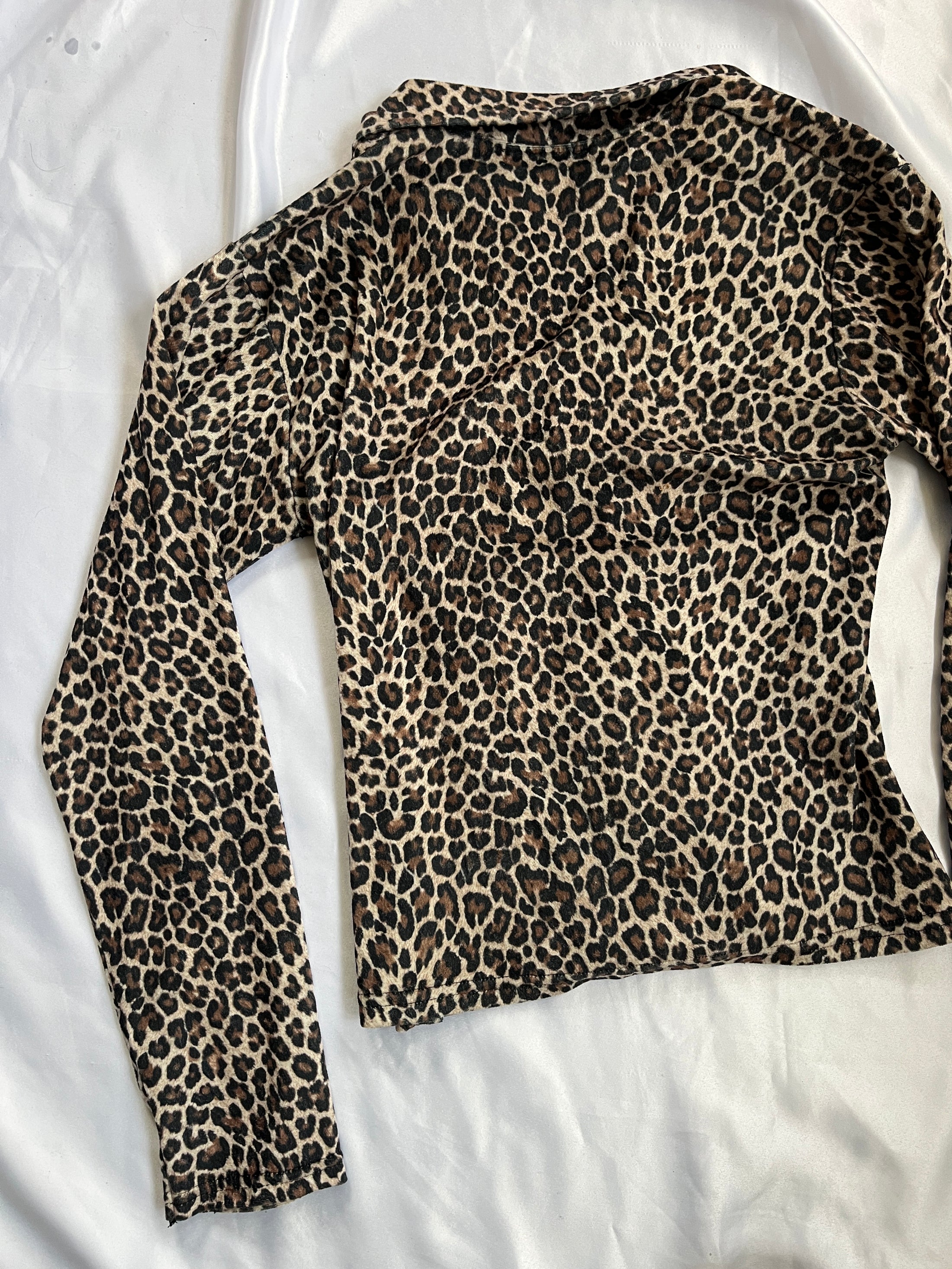 90's textured leopard print button down • Size M