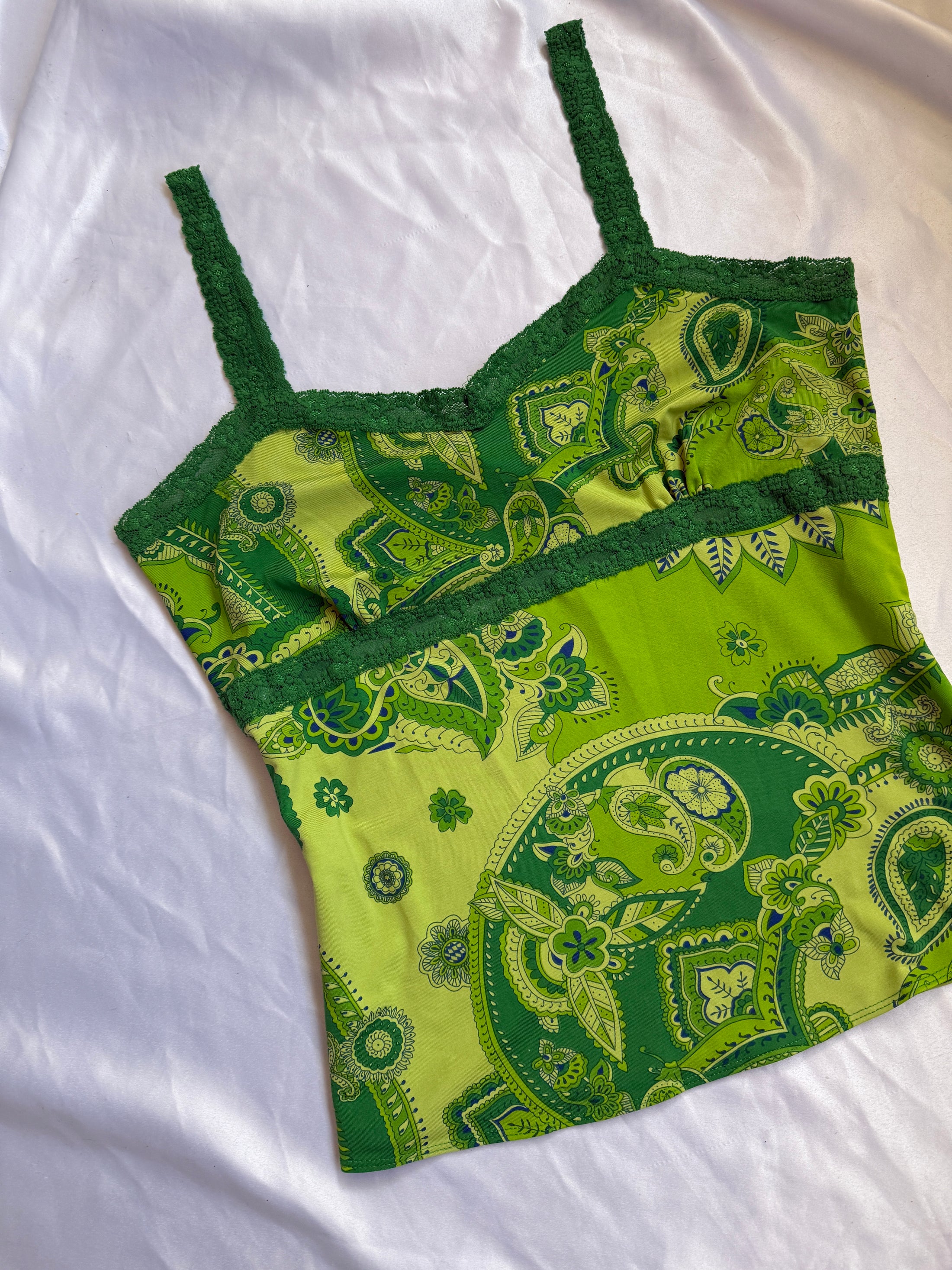 00's Green paisley pattern cami w lace trim • Size L