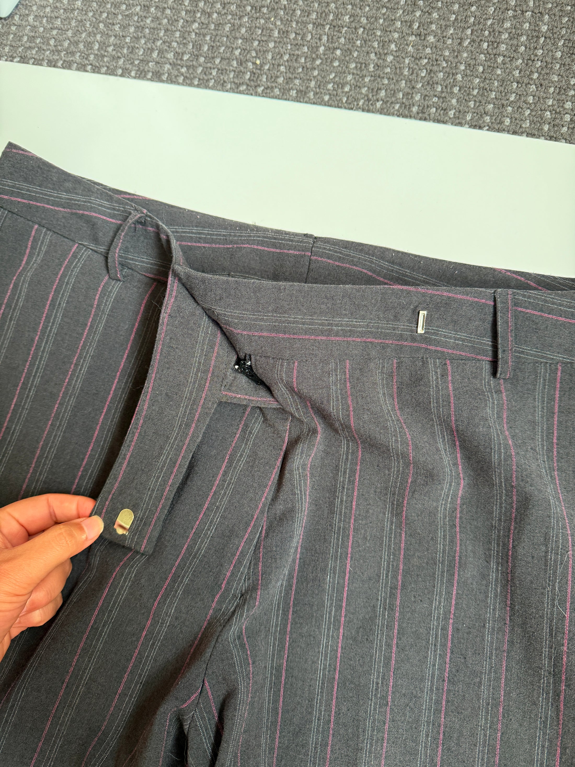 00's Charcoal low-rise officecore pants w pink pinstripes • Size 16