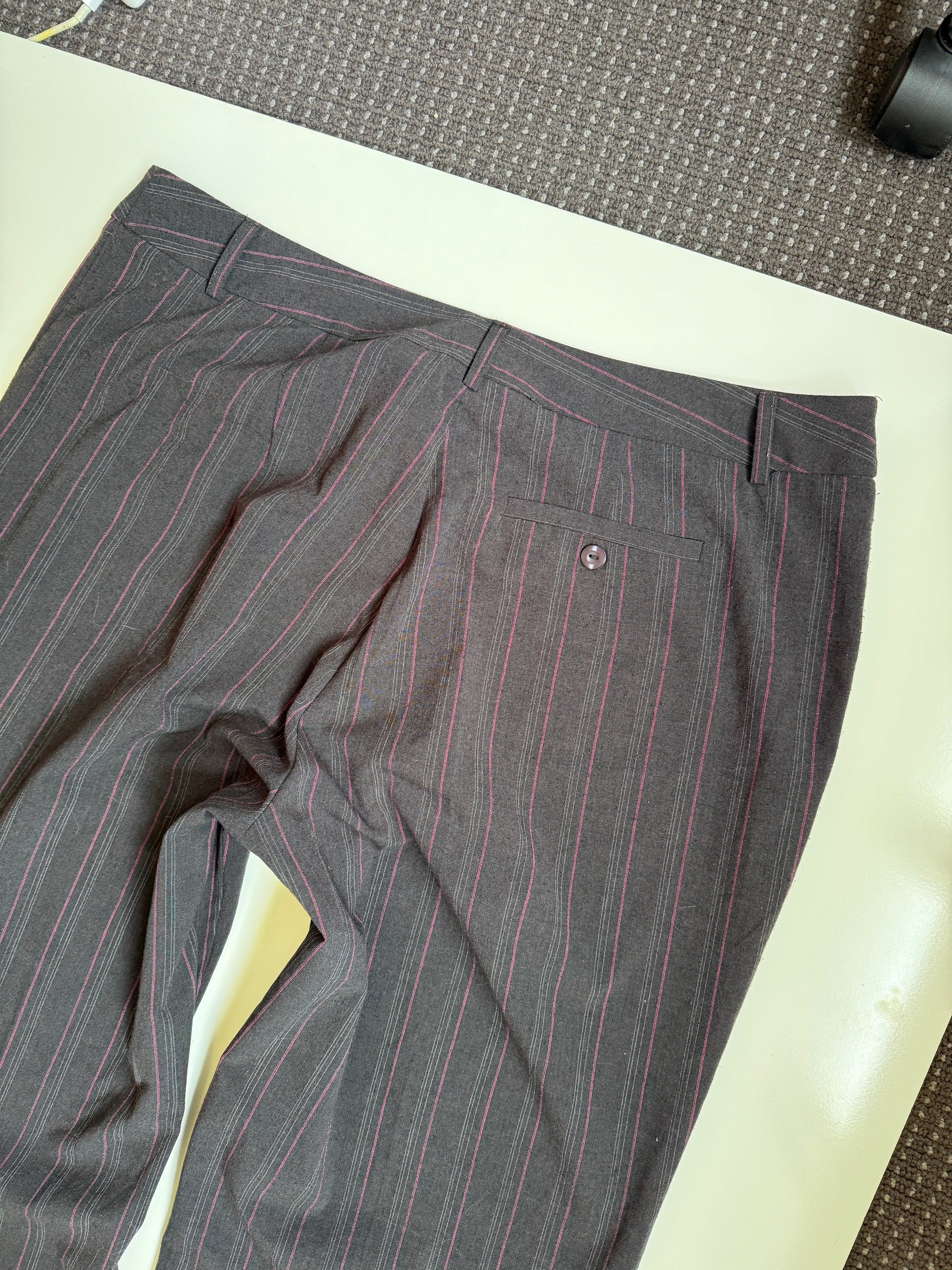 00's Charcoal low-rise officecore pants w pink pinstripes • Size 16