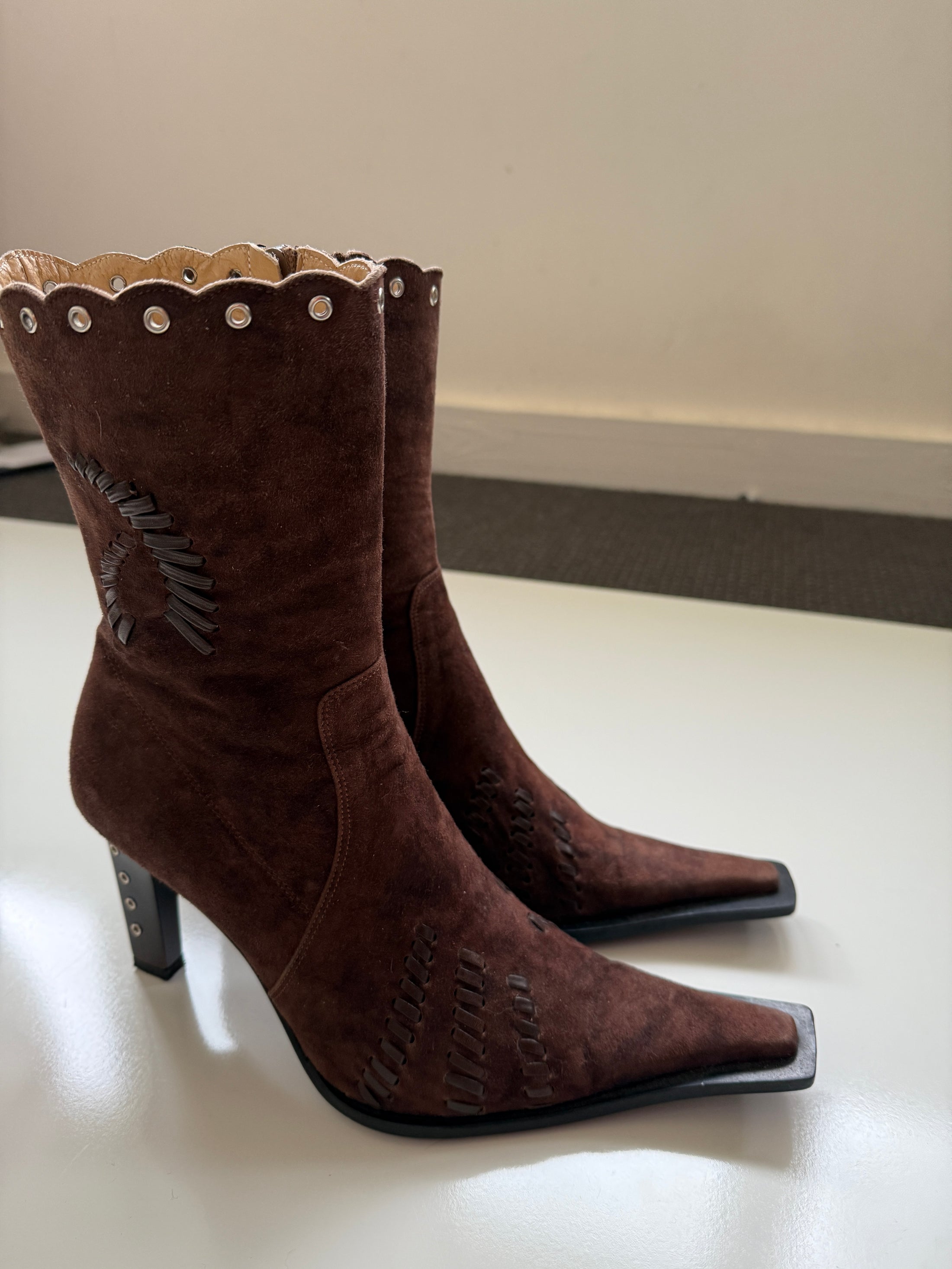 00's Genuine suede detailed boots • Size 7