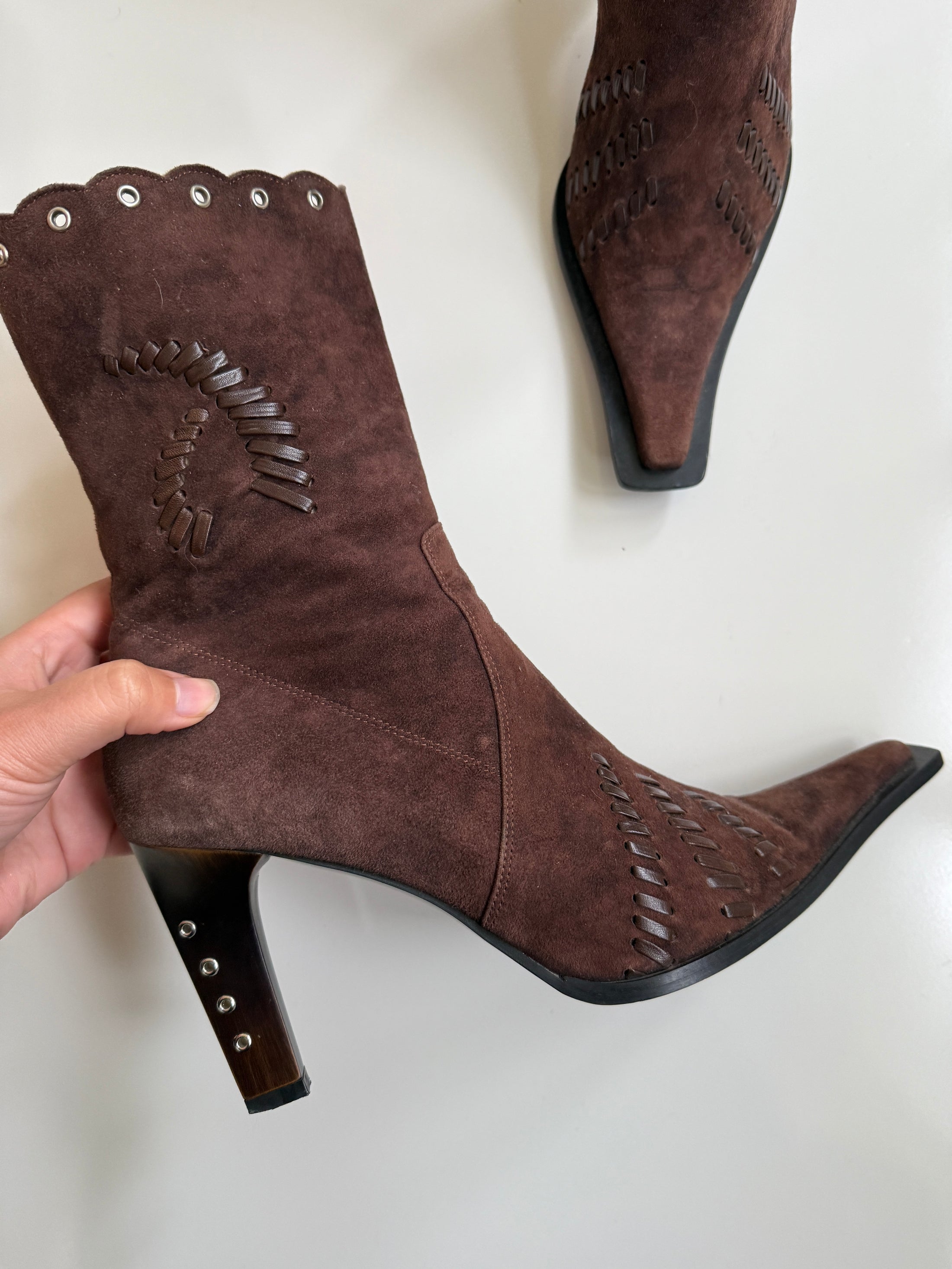 00's Genuine suede detailed boots • Size 7