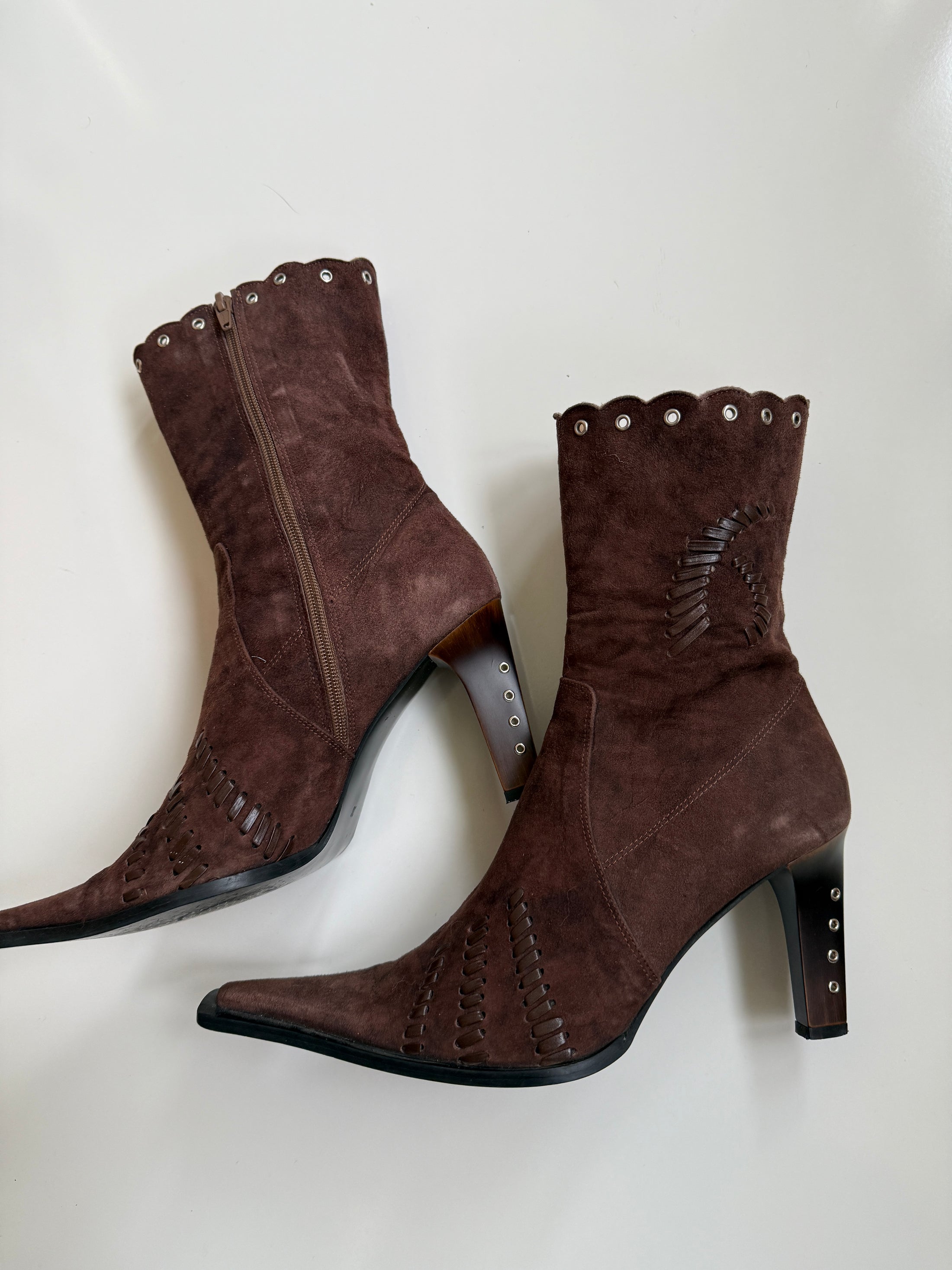 00's Genuine suede detailed boots • Size 7
