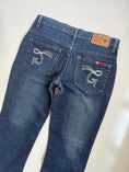 Load image into Gallery viewer, 00's Guess denim capris • Size 6
