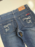 Load image into Gallery viewer, 00's Guess denim capris • Size 6
